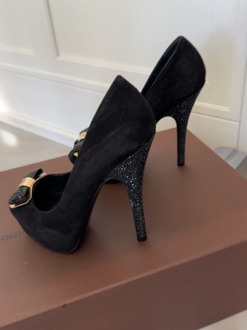 Louis Vuitton Peep-Toe Heels with Gold Bow - Picture 4 of 7
